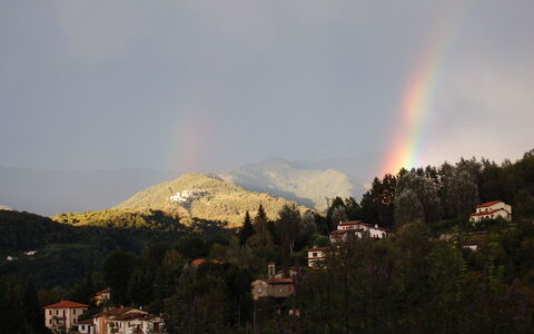Il Nido In Garfagnana: Himmel, Wolke, Meteorologisches Phänomen, Hügel, Berg, Baum, Bergstation, Hochland, Gebirge
