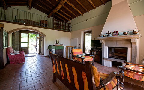 Il Nido In Garfagnana: Zimmer, Eigentum, Gebäude, Feuerstelle, Interior Design, Wohnzimmer, Möbel, Haus, Decke, Grundeigentum