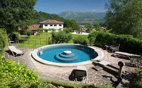 Il Nido In Garfagnana: Schwimmbad, Eigentum, Natürliche Landschaft, Botanik, Estate, Grundeigentum, Freizeit, Haus, Hinterhof, Baum