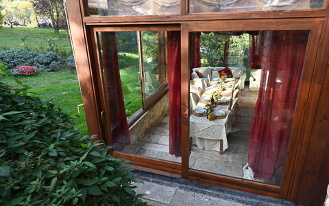 Villa Ardene: Pflanze, Holz, Tür, Interior Design, Holzbeize, Gebäude, Hartholz, Schatten, Baum, Veranda