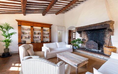 Villa Le Corti: Möbel, Wand, Interior Design, Holz, Flooring, Zuhause, Fussboden, Zimmer, Wohnzimmer, Decke