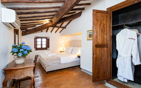 Villa Le Corti: Wand, Möbel, Schlafzimmer, Bett, Zuhause, Fussboden, Flooring, Interior Design, Bettrahmen, Decke