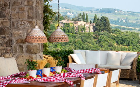 Villa Le Corti: Möbel, Tabelle, Gartenmöbel, Stuhl, Tisch Im Freien, Linens, Essen, Tischdecke, Küche & Esszimmer Tisch, Terrasse