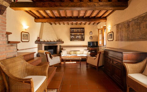 Villa Del Colle: Möbel, Couch, Bilderrahmen, Holz, Wohnzimmer, Gebäude, Interior Design, Fussboden, Stuhl, Tabelle