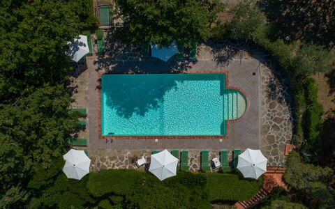 Villa Il Prato: Schwimmbad, Gartenmöbel, Resort, Möbel, Schatten, Eco Hotel, Sonnenliege, Thermae, Stuhl, Freizeit