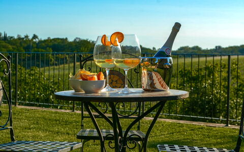 Villa Il Prato: Geschirr, Möbel, Tabelle, Drinkware, Essen, Servierware, Gartenmöbel