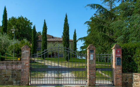Villa Il Prato: Strauch, Garten, Tor, Estate, Eisen, Mauerwerk, Landscaping, Backstein, Rasen, Zaun