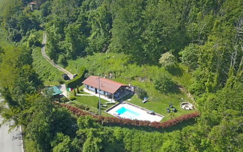 Villa San Rocco: Baum, Pflanze, Steigung, Natürliche Landschaft, Gebäude, Haus, Landschaft, Berg, Freizeit, Strasse