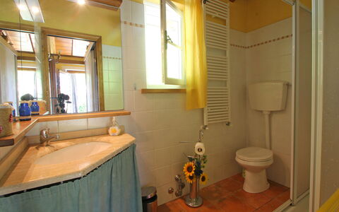 Villa San Rocco: Eigentum, Spiegel, Armatur, Sinken, Fenster, Interior Design, Zapfhahn, Badezimmer, Fussboden