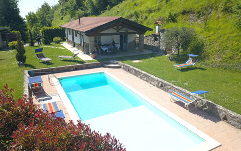 Villa San Rocco: Pflanze, Gebäude, Schwimmbad, Wasser, Baum, Schatten, Gartenmöbel, Gras, Freizeit, Rechteck