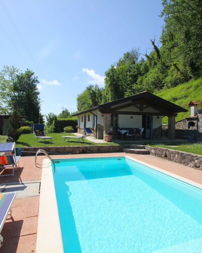Villa San Rocco: Pflanze, Himmel, Eigentum, Wasser, Schwimmbad, Azurblau, Wolke, Gebäude, Schatten, Baum