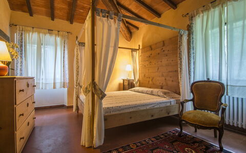 Villa Flora: Zimmer, Bett, Möbel, Eigentum, Schlafzimmer, Interior Design, Gebäude, Bettdecke, Haus, Himmelbett