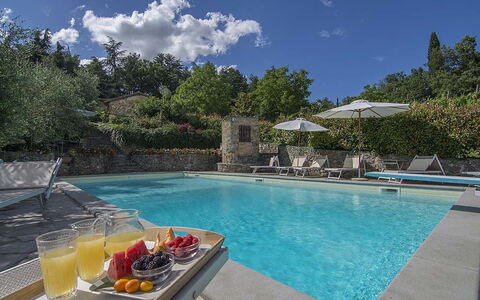 Villa Flora: Schwimmbad, Eigentum, Natürliche Landschaft, Urlaub, Himmel, Freizeit, Grundeigentum, Wasser, Haus, Estate