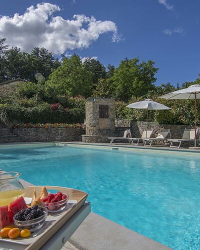 Villa Flora: Schwimmbad, Eigentum, Natürliche Landschaft, Urlaub, Himmel, Freizeit, Grundeigentum, Wasser, Haus, Estate