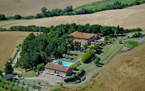 Agriturismo Il Gattero: Luftaufnahmen, Ländliches Gebiet, Wohngebiet, Grundstueck, Estate, Landschaft, Bauernhof, Fotografie, Dorf, Boden