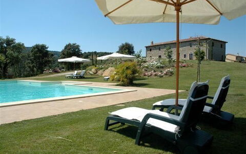 Villa Di Seripa: Eigentum, Schwimmbad, Grundeigentum, Gebäude, Resort, Schatten, Haus, Gras, Freizeit, Hinterhof