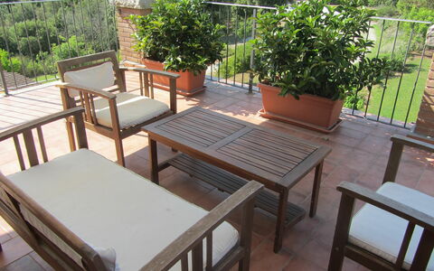 Villa Di Seripa: Möbel, Eigentum, Tabelle, Tisch Im Freien, Stuhl, Zimmer, Terrasse, Hartholz, Balkon, Gartenmöbel