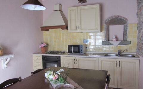 Villa Di Seripa: Cabinetry, Countertop, Spiegel, Eigentum, Möbel, Gebäude, Sinken, Schublade, Holz, Küche