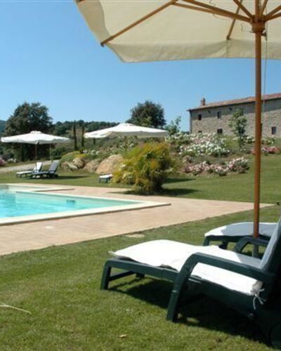 Villa Di Seripa: Eigentum, Schwimmbad, Grundeigentum, Gebäude, Resort, Schatten, Haus, Gras, Freizeit, Hinterhof
