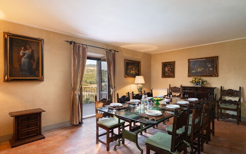 Villa Sieve: Möbel, Tabelle, Interior Design, Flooring, Stuhl, Zimmer, Beleuchtung, Bilderrahmen, Esszimmer, Fussboden