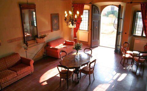 Villa Sieve: Zimmer, Eigentum, Gebäude, Haus, Interior Design, Fussboden, Wohnzimmer, Möbel, Grundeigentum, Tabelle