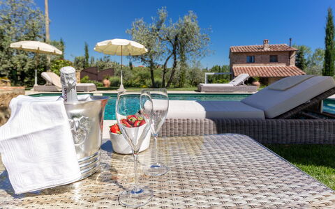 Villa Melinda: Eigentum, Schwimmbad, Resort, Urlaub, Grundeigentum, Tabelle, Villa, Möbel, Freizeit, Haus