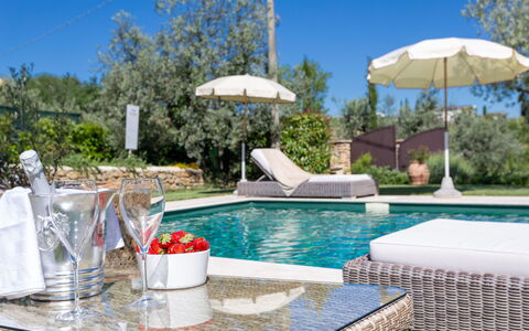 Villa Melinda: Schwimmbad, Eigentum, Grundeigentum, Haus, Zuhause, Gebäude, Hinterhof, Freizeit, Estate, Resort