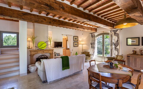 Villa Melinda: Eigentum, Gebäude, Zimmer, Interior Design, Möbel, Decke, Haus, Wohnzimmer, Strahl, Estate