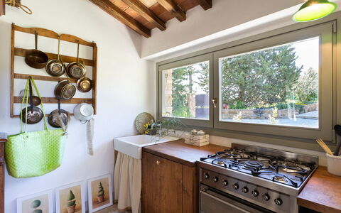 Villa Melinda: Zimmer, Eigentum, Countertop, Gebäude, Möbel, Decke, Interior Design, Haus, Küche, Zuhause
