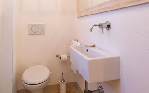 Villa Melinda: Badezimmer, Zapfhahn, Eigentum, Bad Sink, Armatur, Zimmer, Sinken, Wand, Die Architektur, Toilette