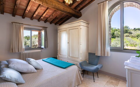 Villa Melinda: Zimmer, Eigentum, Möbel, Schlafzimmer, Gebäude, Interior Design, Bett, Decke, Grundeigentum, Haus