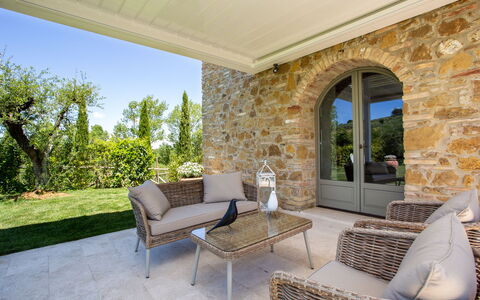 Villa Melinda: Eigentum, Grundeigentum, Möbel, Zimmer, Gebäude, Haus, Estate, Interior Design, Zuhause, Kaffetisch