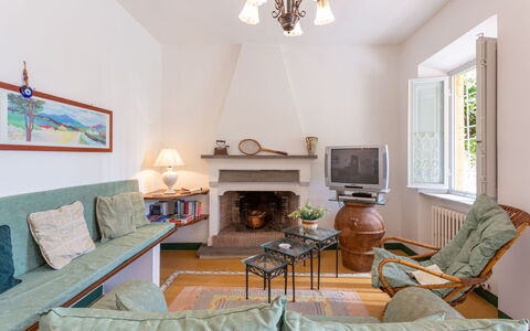 Villa Mastiano: Zimmer, Eigentum, Möbel, Wohnzimmer, Interior Design, Gebäude, Haus, Grundeigentum, Kamin, Wand