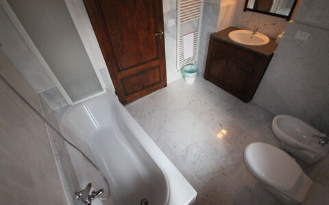 Villa Latera: Badezimmer, Eigentum, Zimmer, Fussboden, Toilette, Fliese, Armatur, Hartholz, Badewanne, Flooring