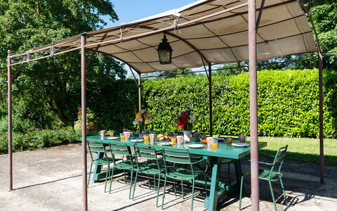 La Forra: Tabelle, Pflanze, Möbel, Schatten, Gartenmöbel, Baum, Tisch Im Freien, Stuhl, Gras, Freizeit