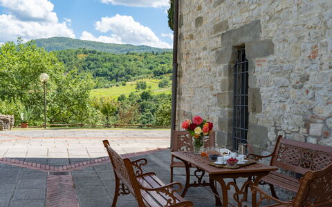 Podere Schignano: Blume, Pflanze, Tabelle, Möbel, Eigentum, Wolke, Stuhl, Gebäude, Blumentopf, Himmel