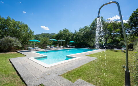 Podere Schignano: Wasser, Himmel, Pflanze, Schwimmbad, Wolke, Schatten, Baum, Rechteck, Gartenmöbel, Natürliche Landschaft