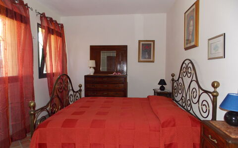 Il Circolo: Schlafzimmer, Zimmer, Bett, Möbel, Bettdecke, Eigentum, Interior Design, Bedding, Bettrahmen, Gebäude