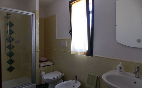 Il Circolo: Badezimmer, Zimmer, Eigentum, Bad Sink, Toilette, Armatur, Wand, Sinken, Interior Design, Die Architektur