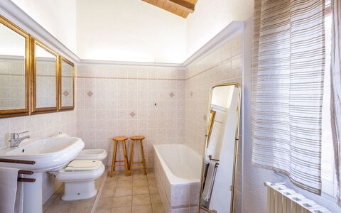 I Pioppi: Eigentum, Badezimmer, Zimmer, Interior Design, Gebäude, Grundeigentum, Haus, Fussboden, Die Architektur, Decke