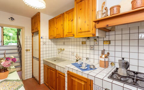 La Ripresa: Eigentum, Zimmer, Küche, Countertop, Gebäude, Cabinetry, Haus, Grundeigentum, Möbel, Gelb