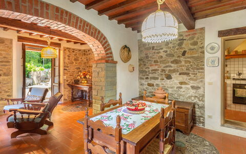La Ripresa: Eigentum, Zimmer, Gebäude, Möbel, Interior Design, Decke, Grundeigentum, Haus, Tabelle, Wohnzimmer