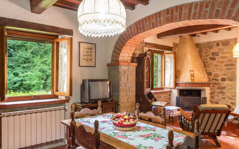 La Ripresa: Decke, Zimmer, Eigentum, Gebäude, Interior Design, Möbel, Zuhause, Haus, Esszimmer, Tabelle