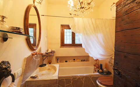 Oasis: Spiegel, Armatur, Eigentum, Zapfhahn, Sinken, Gebäude, Badezimmer, Bad Sink, Badewanne