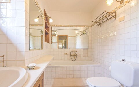 La Casetta: Badezimmer, Eigentum, Zimmer, Interior Design, Fliese, Gebäude, Haus, Die Architektur, Grundeigentum, Decke