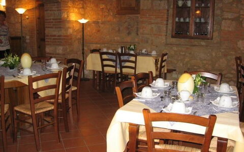 Borgo Santinovo: Restaurant, Eigentum, Gebäude, Zimmer, Tabelle, Möbel, Grundeigentum, Esszimmer