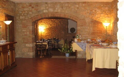 Borgo Santinovo: Eigentum, Zimmer, Gebäude, Fussboden, Interior Design, Möbel, Fliese, Flooring, Restaurant, Funktionshalle