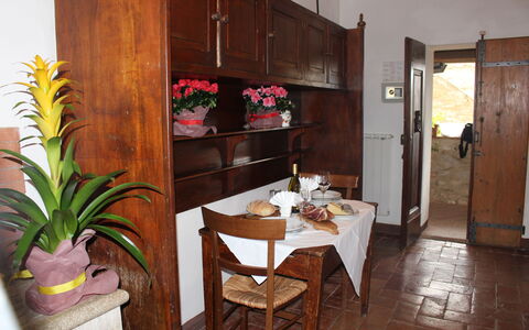Borgo Santinovo: Zimmer, Eigentum, Möbel, Gebäude, Interior Design, Haus, Cabinetry, Hartholz, Küche, Fussboden