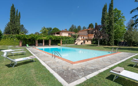 Villa Santa Maria: Schwimmbad, Eigentum, Haus, Grundeigentum, Gebäude, Estate, Gras, Wohngebiet, Freizeit, Die Architektur