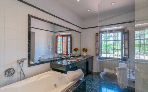 Villa Santa Maria: Eigentum, Zimmer, Gebäude, Badezimmer, Interior Design, Grundeigentum, Badewanne, Haus, Estate, Decke